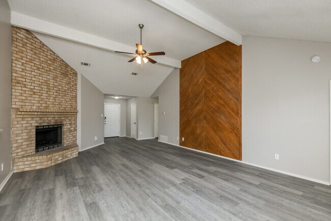 Foto del edificio - 8221 Cloverglen Ln