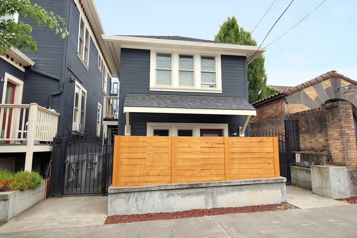 Primary Photo - 220 NW 17th Ave