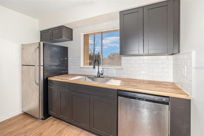 Foto del edificio - 1000 Lake of the Woods Blvd