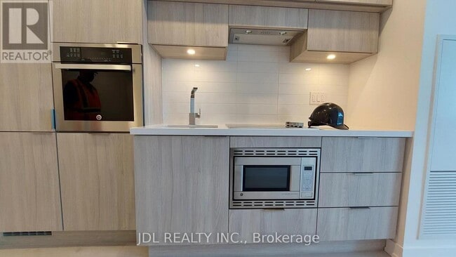 Photo du bâtiment - 39 Roehampton Ave