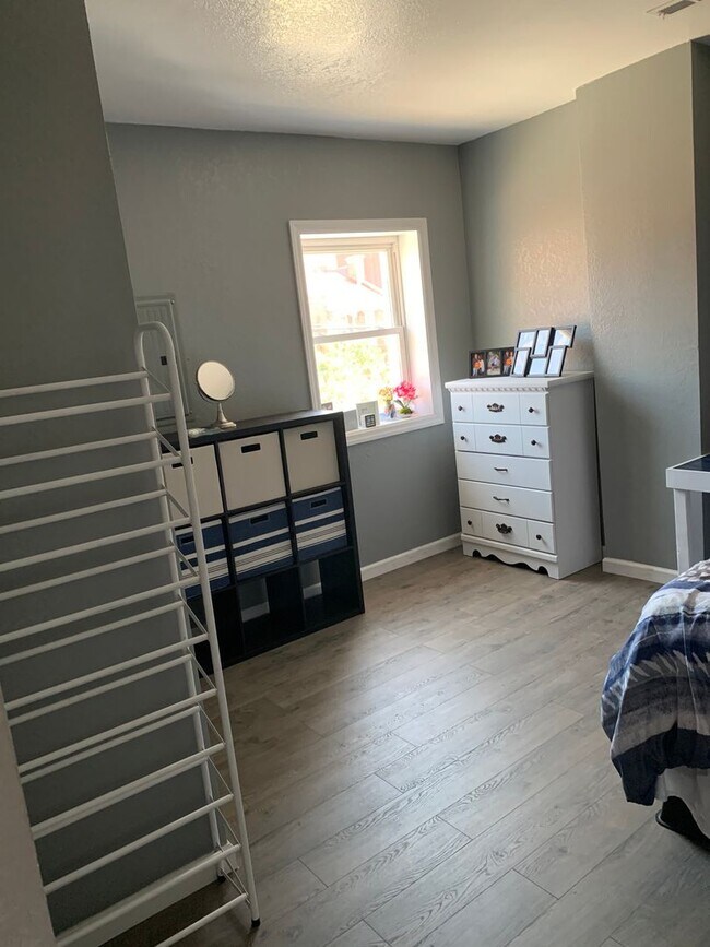 Foto del edificio - 903 E Carson St