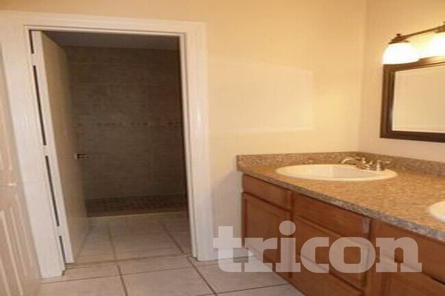 Foto del edificio - 3014 Curry Woods Dr