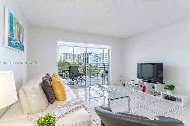 Foto del edificio - 17801 N Bay Rd