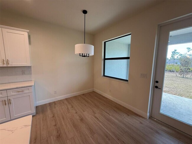 Foto del edificio - 26275 Explorer Rd