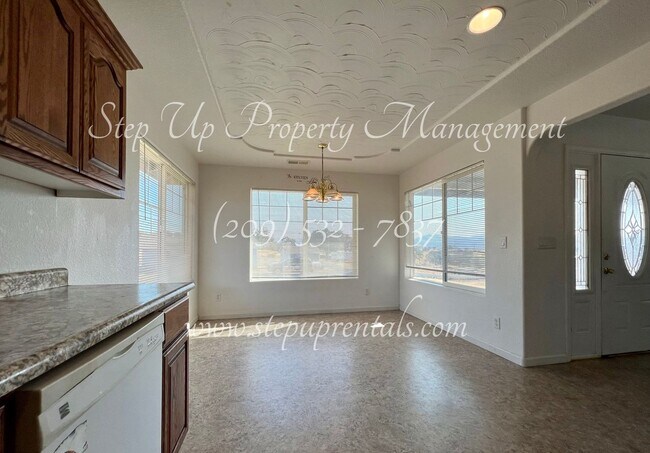 Building Photo - Spacious 3 Bedroom 2 Bathroom Home Near La...