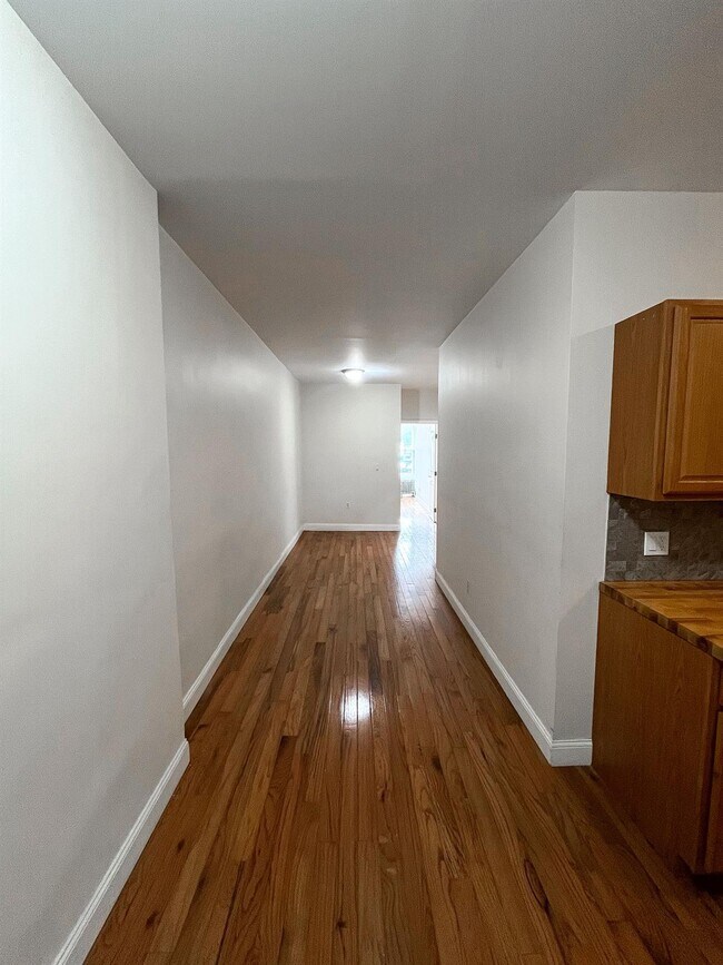 Foto del edificio - 3330 Avenue I