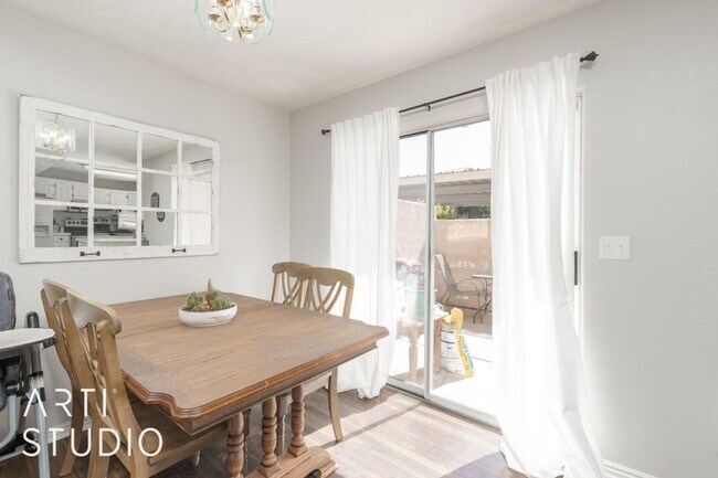 Foto del edificio - Updated townhome in great location!