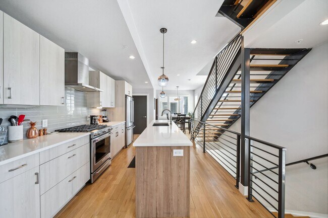 Foto del edificio - Modern 3BD, 3.5BA Townhome in Sloan's Lake...