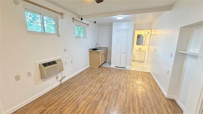 Foto del edificio - 6310 Lake Underhill Rd