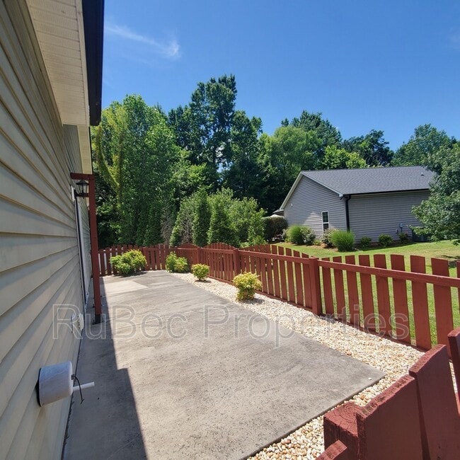 Building Photo - 2103 Chantilly Ln