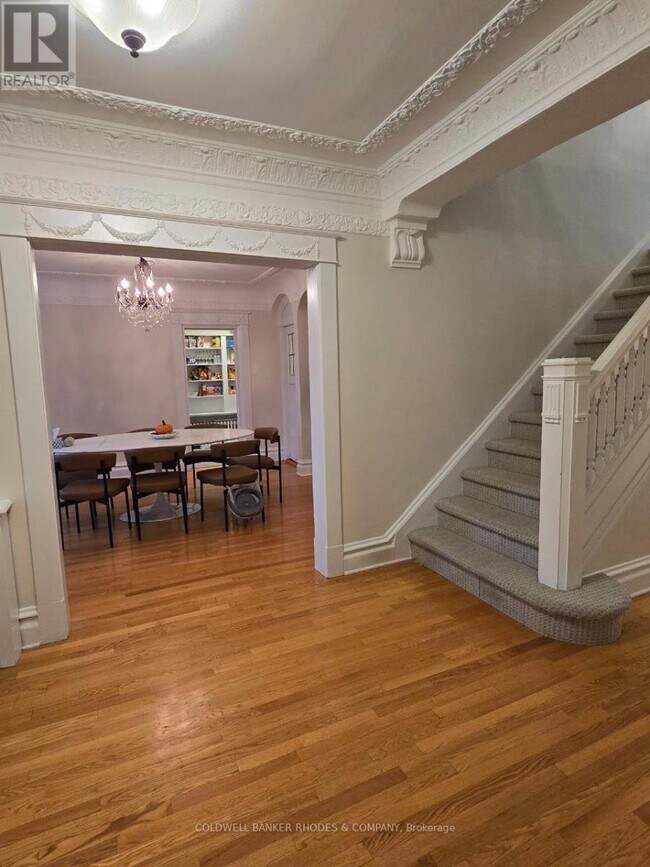 Photo du bâtiment - 596 Queen Elizabeth Driveway