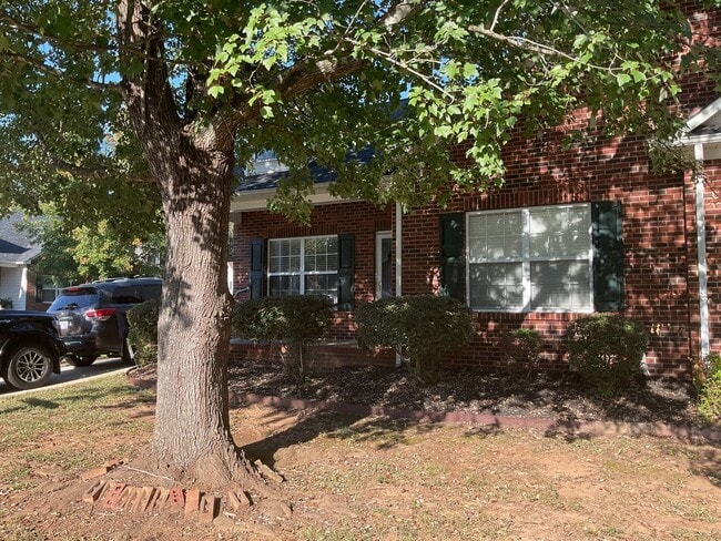 Foto del edificio - 1724 Clemmon Sanders Cir