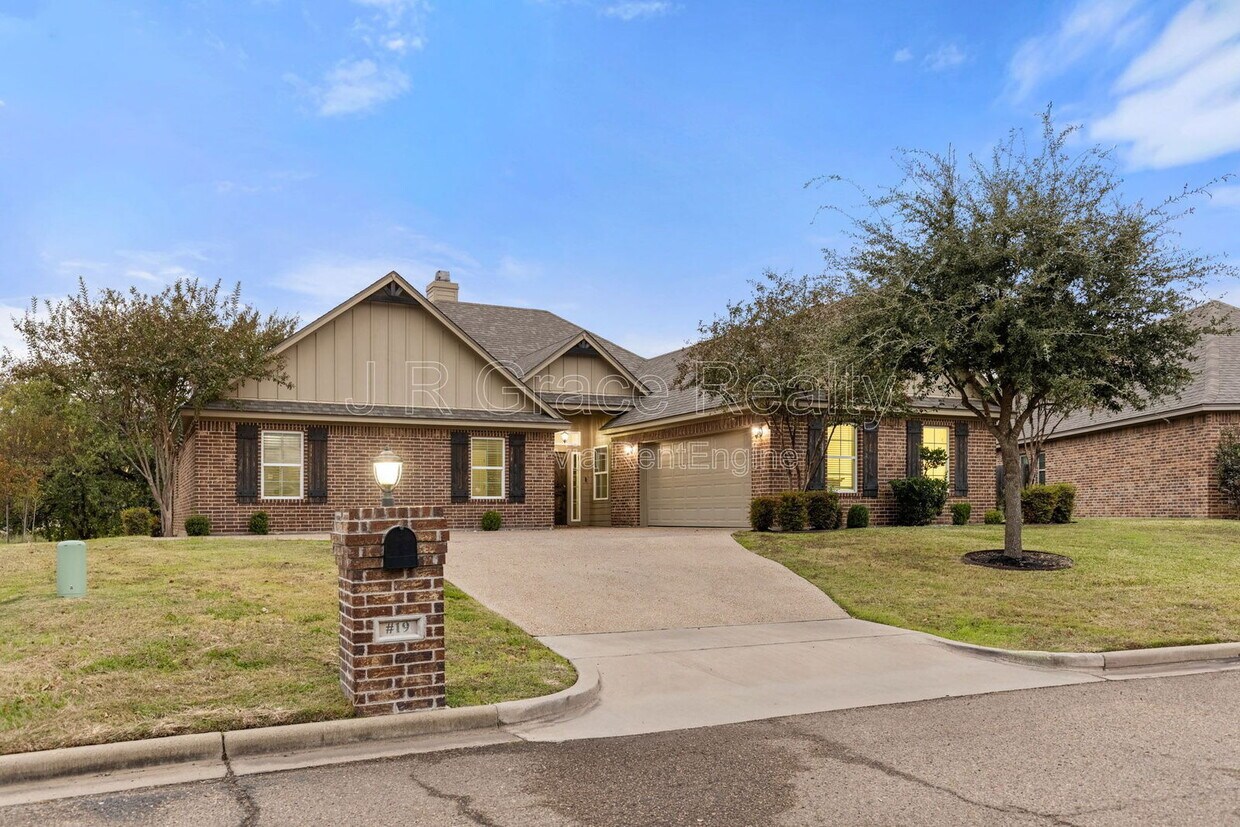 Primary Photo - 19 N Shore Cir