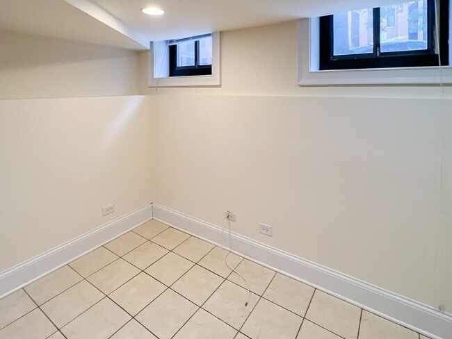 Building Photo - 877 W Lill Ave