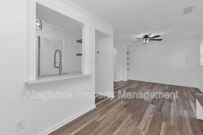 Photo - 1301 E Abingdon Dr House