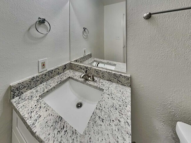 Building Photo - 6 Canyon Oak Pl