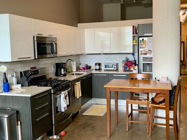 kitchen - 1313 W Randolph St