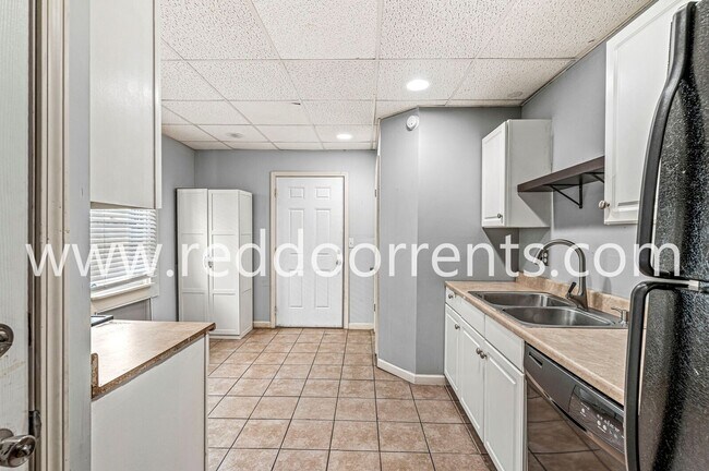 Building Photo - Updated 2-Bedroom Duplex in Vibrant Founta...