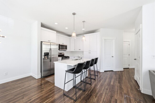 Foto del edificio - Waters Edge Townhome