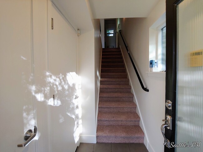 Foto del edificio - Stunning 3 Bedroom Townhouse in Greenlake!