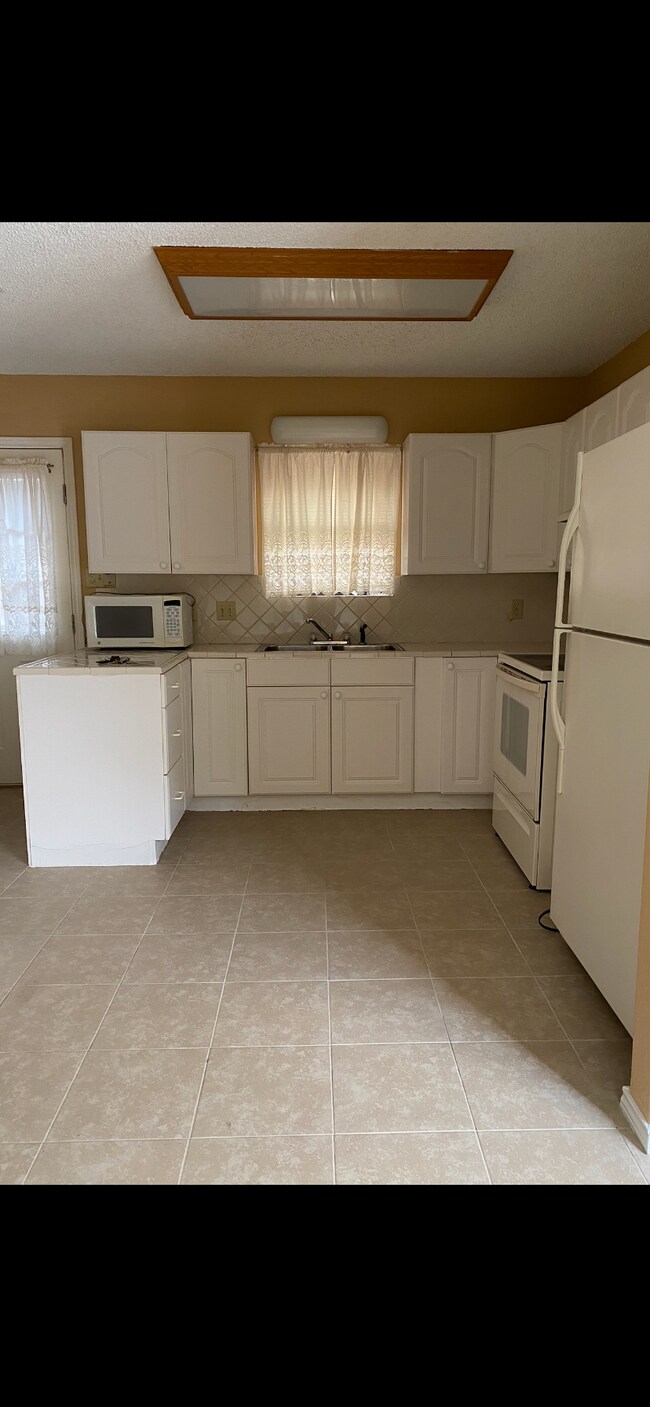Kitchen - 916 S 17th 1/2 St