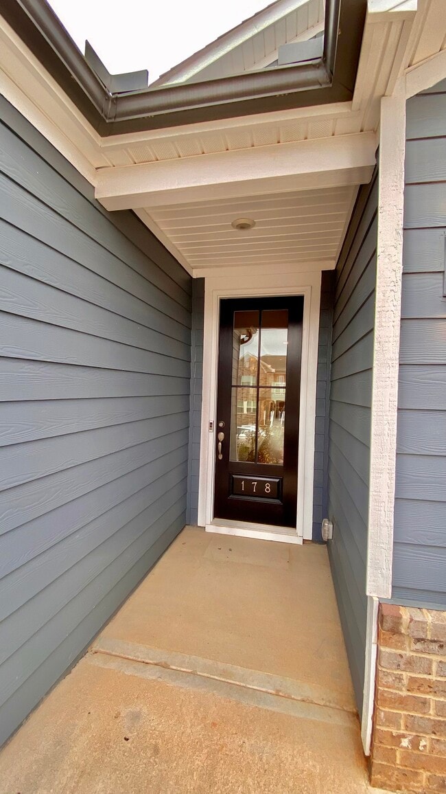 Building Photo - 178 Redcroft Dr