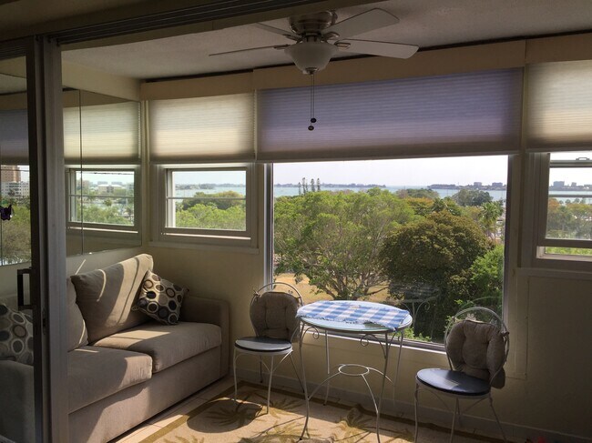 mesa de área de televisión - 33 S Gulfstream Ave