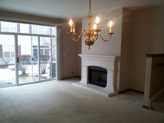 Building Photo - GORGEOUS 2 BEDROOM TOWNHOME LOCATED IN LIN...