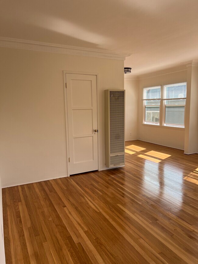 Building Photo - 2434 N Beachwood Dr