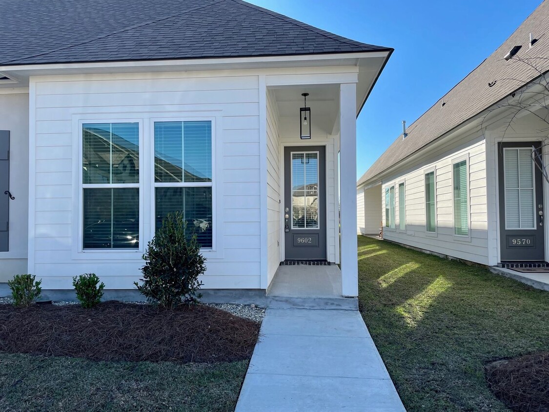 Beautiful 3 bedroom 2 bath end unit with s... - Beautiful 3 bedroom 2 bath end unit with s...