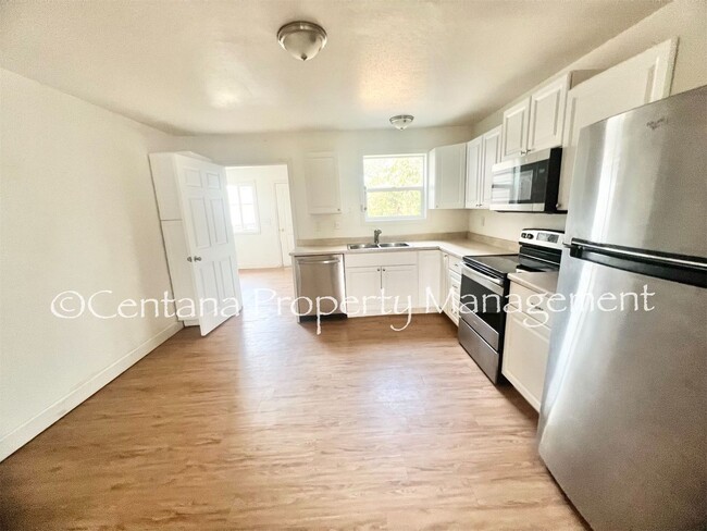 Building Photo - Pet friendly house with a fenced yard!
