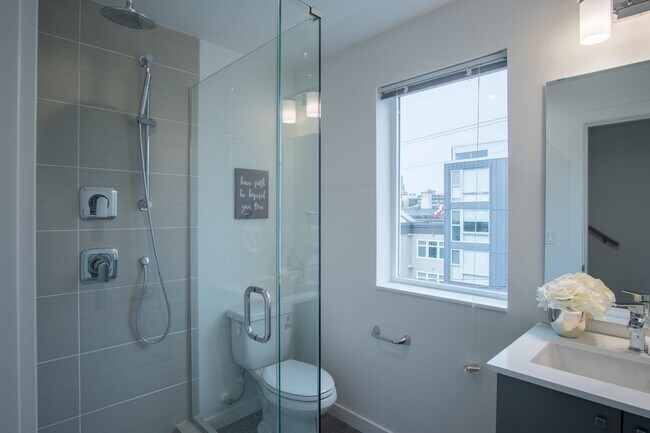 Foto del edificio - Modern 3BR/2BA Townhouse with Rooftop Views in Yesler Terrace