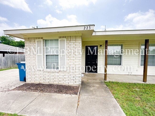 Building Photo - 221-223-223 E Lamar