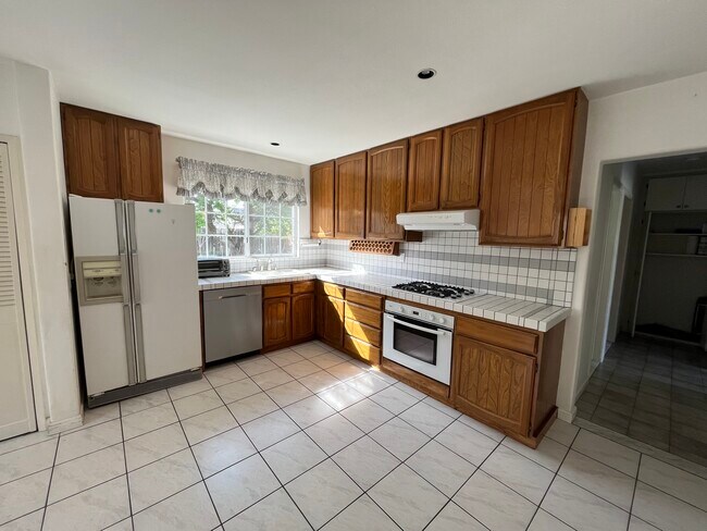 Building Photo - 999 Inverness Dr