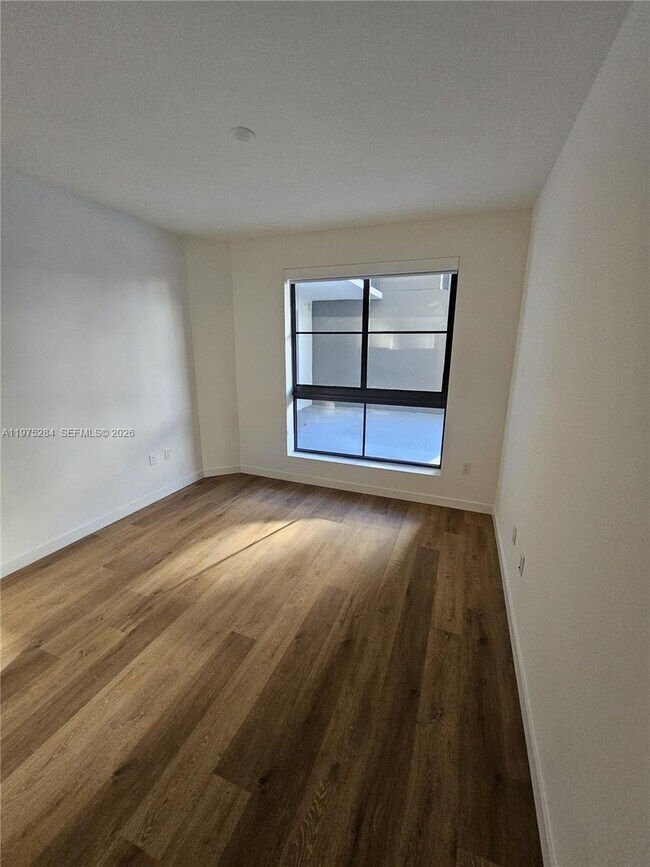 Foto del edificio - 1650 NE 124th St