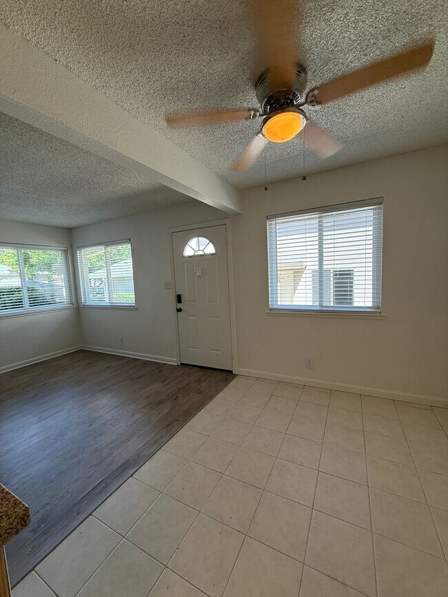 Foto del edificio - Beautifully Updated 2 Bed, 1 Bath Townhome-Style Condo in Auburn Greens!