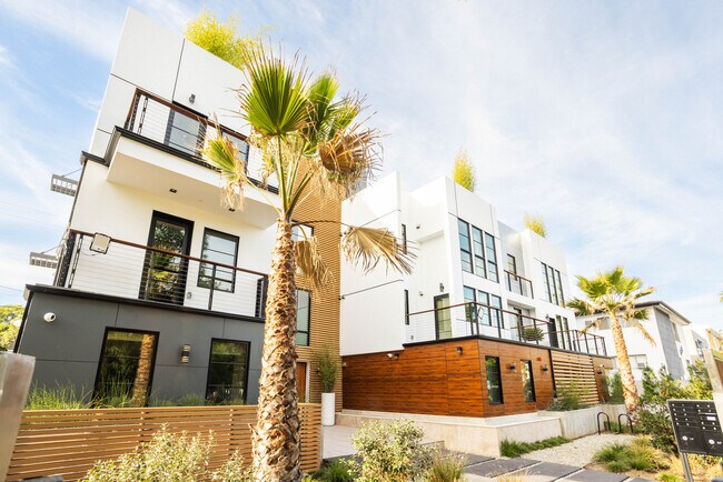 Foto del edificio - 547 N Sweetzer Ave