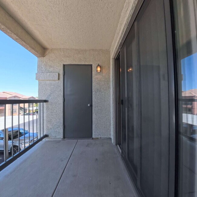Foto del edificio - Charming 2nd Floor Unit In Gated Community!