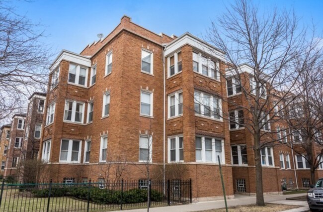 Building Photo - 1968 W Winnemac Ave
