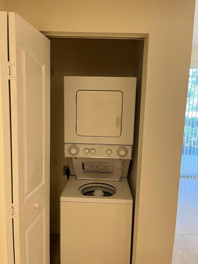 Foto del edificio - 2022 Alta Meadows Ln
