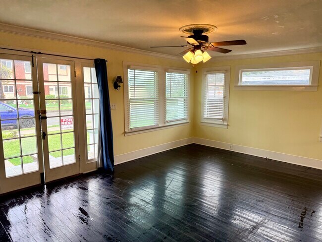 Sala de estar 1 - 308 E School St