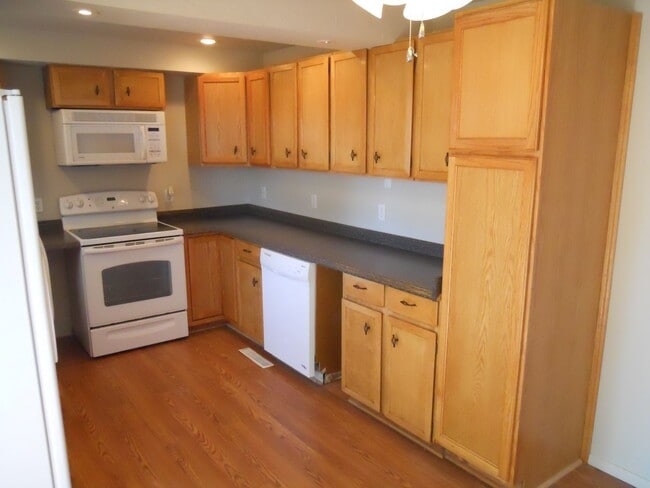 Foto del edificio - ALL PROSPECTIVE TENANTS MUST SUBMIT A $58 NON-REFUNDABLE APPLICATION FEE PER APPLICANT ONLINE AND...