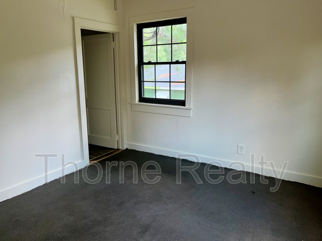 Building Photo - 1006 Johnson St