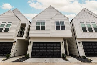 Building Photo - 5725 White Magnolia St.