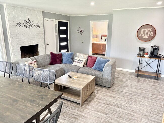 Building Photo - 1105 Glade St