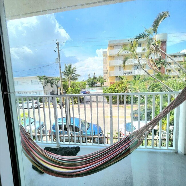 Foto del edificio - 7830 Dickens Ave