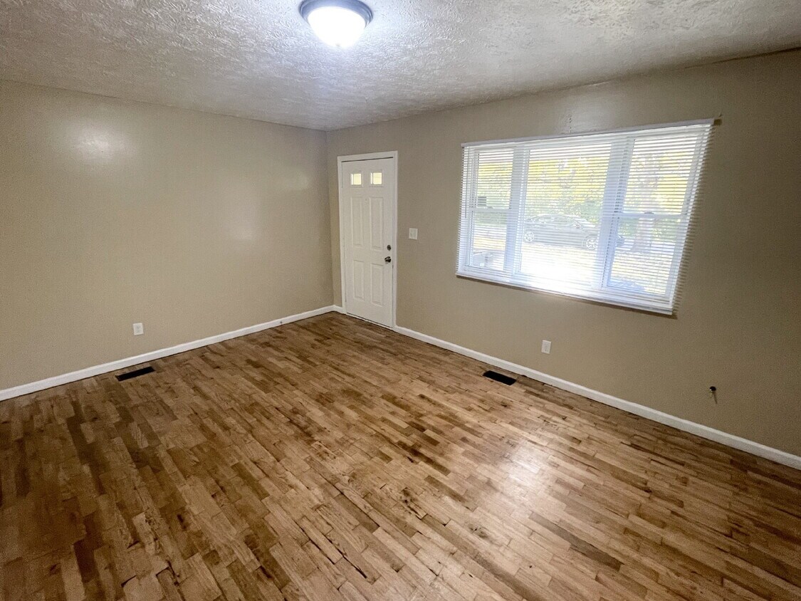 Foto principal - Christian Park 4BR Home w/Attached Garage!