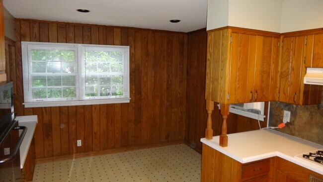 Breakfast room - 1010 Courtenay Dr NE