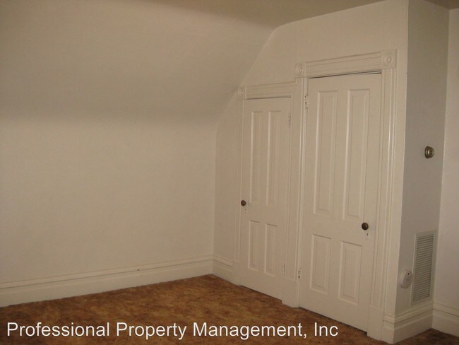 Building Photo - 318-320-320 S 4th St W