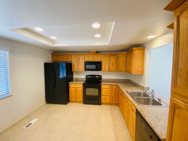 Building Photo - Spacious Townhouse in the Desired Bancroft...